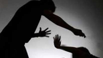 பள்ளி வகுப்பறையில் மாணவிகளை கேலி செய்த மாணவர்கள்..! கண்டித்த ஆசிரியரை சரமாரியாக தாக்கி தப்பி ஓட்டம்..!