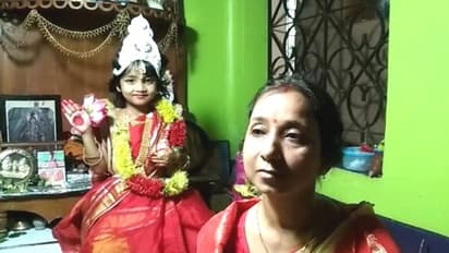 মাটির প্রতিমা নয় ,লক্ষ্মীরূপে মেয়েকে পুজো করলেন মা