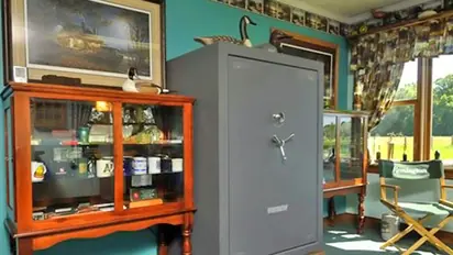 वास्तु टिप्स: धन के देवता कुबेर की दिशा में रखें तिजोरी, पानी की टंकी में रखें चांदी का कछुआ