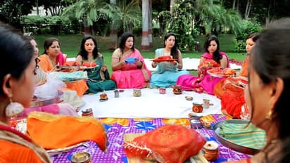 करवा चौथ पर लाइफ पार्टनर को क्या चीज उपहार में दें और पत्नी किस रंग के कपड़े पहनें? जानिए अपनी राशि से