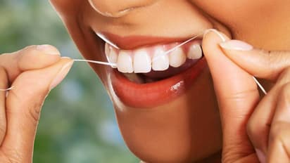 ഫ്ളോസിംഗ് അഥവാ പല്ലിന്റെ ഇടയ്ക്കുള്ള അഴുക്ക് നീക്കം ചെയ്യൽ; ഡോക്ടർ പറയുന്നത്