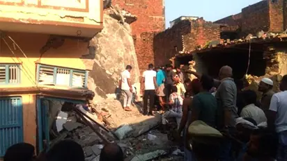 यूपी के मऊ में सिलिंडर ब्लास्ट से 13 की मौत, गिरी दो मंजिला इमारत
