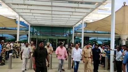 విజయవాడకు చేరుకొన్న చిరంజీవి: కాసేపట్లో జగన్తొ భేటీ