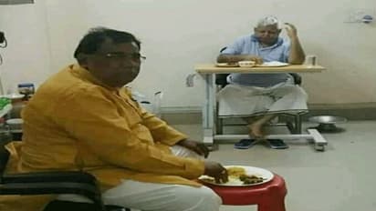 दाल-भात खा रहे लालू यादव तस्वीर वायरल, साथ में दिखा ये विधायक