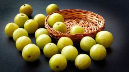 வெறும் வயிற்றில் நெல்லிக்காய் சாறு இப்படி குடிச்சு பாருங்க... கொழுத்த தொப்பையும் கரைஞ்சு போய்டும் 