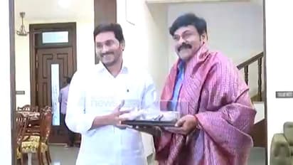 చిరంజీవితో భేటీ: పవన్ కల్యాణ్ కు వైఎస్ జగన్ చెక్