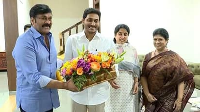 సైరా: జగన్‌తో చిరంజీవి భేటీ (ఫోటోలు)