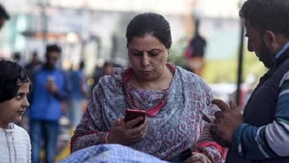 ಹಲೋ ಕಾಶ್ಮೀರ್... 72 ದಿನಗಳ ಬಳಿಕ ಕಣಿವೆಯಲ್ಲಿ ರಿಂಗಣಿಸಿದ ಮೊಬೈಲ್