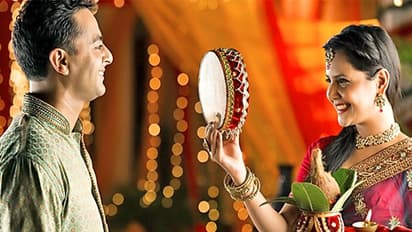 परंपरा: करवा चौथ पर महिलाएं छलनी से क्यों देखती हैं पति को, करवे से ही क्यों पीती हैं पानी?