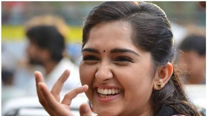 'പല്ലിന് കമ്പിയിട്ടു കൂടെ', ആരാധികയുടെ കമന്റിന് മറുപടിയുമായി സനൂഷ