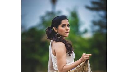 కన్నుకొడుతూ కొంటె పనులు చేస్తున్న రష్మీ...!