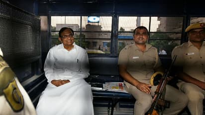 వెంటాడుతున్న ఐఎన్ఎక్స్ కేసు: చిదంబరానికి ఢిల్లీ కోర్టు నోటీసులు