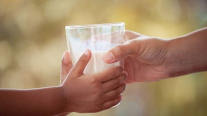 সহজ এই উপায়ে জেনে নিন পানীয়ের দুধটি ভেজাল কি না