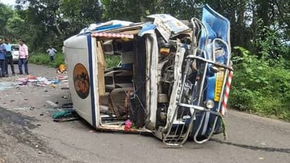சுற்றுலா பேருந்து தலைக்குப்புற கவிழ்ந்து விபத்து... 8 பேர் சம்பவ இடத்திலேயே உயிரிழப்பு..!