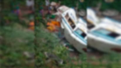 ಆಂಧ್ರದಲ್ಲಿ ಕಂದಕಕ್ಕೆ ಬಿದ್ದ ಬಸ್:  ಕರ್ನಾಟಕದ ನಾಲ್ವರು ಸೇರಿ 8 ಜನ ಸಾವು