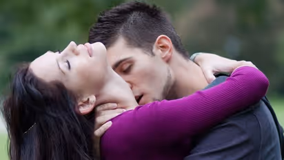 முத்தம் கொடுக்க வந்த மனைவியின் அந்த உறுப்பை வெறிதீர கடித்த கணவன்...!! தனி அறையில் நடந்த காமக் கொடூரம்...!!