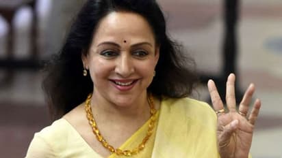 ఆ రోడ్లు.. హేమమాలిని చెంపల్లా ఉంటాయి.. కాంగ్రెస్ నేత వివాదాస్పద కామెంట్స్