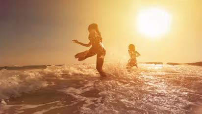 সুতোর মতো বিকিনি পরে সৈকতে তরুণী, অশ্লীলতার দায়ে গ্রেফতার করল পুলিশ