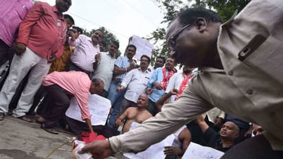 తెలంగాణ బంద్ ఉద్రిక్తం: ప్రైవేట్ డ్రైవర్ పై కార్మికుల దాడి