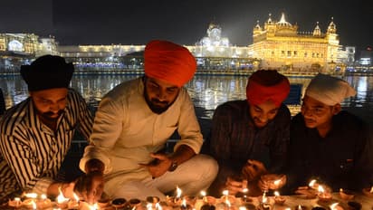 दुल्हन की तरह सजा Golden Temple, दीवाली से पहले जलाए 1 लाख घी के दिये