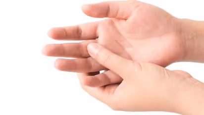 हथेली में खुजली हो तो हो सकता है पैसों का फायदा, ये हैं धन लाभ से जुड़े ऐसे ही 10 संकेत