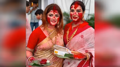 সিঁদুর খেলা থেকে ভাসান নাচ, ঢাকের তালে মেতে উঠলেন শ্রাবন্তী-শুভশ্রী, দেখুন ভিডিও