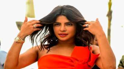 টাকায় মোড়া চাট খাচ্ছেন প্রিয়ঙ্কা, দৌলত কি চাটের ছবি তুললেন রাজকুমার