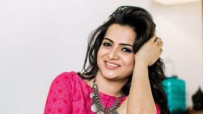 நீச்சல் குளத்தில்... பிகினி உடையில்... டிடி கட்டி அணைத்து கொண்டிருப்பது யார்? வெளியானது சர்ச்சை புகைப்படம்!