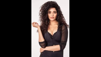 விட்ட இடத்தை பிடிக்க வேகமாக செயல்படும் ரித்திகா சிங்..! கவர்ச்சிக்கு குறைவில்லாமல் வெளியிட்ட புகைப்படங்கள்!