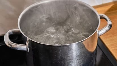 తన లవర్ వేరే యువతిని పెళ్లి చేసుకున్నాడని సలసల కాగే వేడి నీటిని మీద పోసింది.. కేసు నమోదు