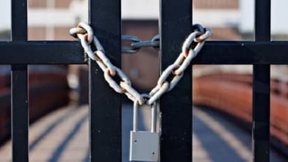 ಶಿಕ್ಷಕರಿಲ್ಲ: ಸರ್ಕಾರಿ ಶಾಲೆ ಗೇಟ್ಗೆ ಬಿತ್ತು ಬೀಗ..!