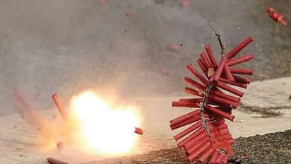 ಪರೀಕ್ಷೆ ಇಲ್ಲದೆ ಪಿಯು ಪಾಸ್‌: ಪಟಾಕಿ ಸಿಡಿಸಿ ವಿದ್ಯಾರ್ಥಿಗಳಿಂದ ಸಂಭ್ರಮ