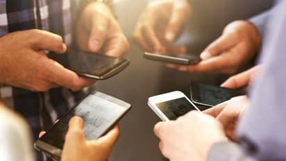 মোবাইলে মগ্ন নার্স, দুর্গাপুরে অক্সিজেনের অভাবে বেঘোরে মৃত্যু রোগীর