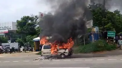 கேஸ் கசிந்து திடீரென தீ பிடித்து எரிந்த ஆம்னி வேன்..! அதிர்ஷ்டவசமாக உயிர்தப்பிய தம்பதியினர்..!