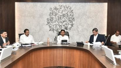 నిరుద్యోగులకు శుభవార్త... వైద్యారోగ్య శాఖలో ఖాళీల భర్తీపై సీఎం ఆదేశం