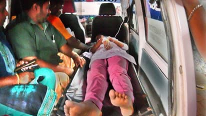 അഭ്യാസ പ്രകടനം നടത്തിയ ബൈക്ക് നിയന്ത്രണം വിട്ട് സ്കൂൾ വിദ്യാർത്ഥികളെ ഇടിച്ചു; നാല് പേർക്ക് പരിക്ക്