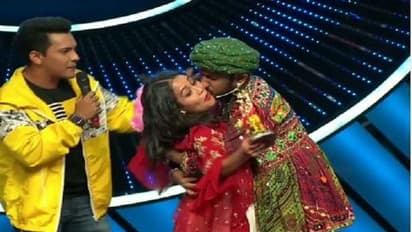 ವೇದಿಕೆಯಲ್ಲೇ ತೀರ್ಪುಗಾರ್ತಿಗೆ ಮುತ್ತಿಟ್ಟ ಸ್ಪರ್ಧಿ, ಕಣ್ಣೀರಿಟ್ಟ ಗಾಯಕಿ