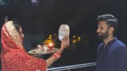 तस्वीरों में दिखें कैसे श्रद्धा से हिंदू त्योहारों को मना रही हैं नुसरत,  राखी, दुर्गा पूजा के बाद मनाया करवा चौथ तो कट्टरपंथियों को मिर्ची लगेगी ही