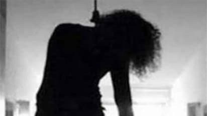 பிறந்த நாளை கொண்டாட வகுப்பறைக்குள் பீர் பாட்டில் கொண்டு வந்த மாணவி !! பள்ளி நிர்வாகம் கண்டித்தால் தற்கொலை !!