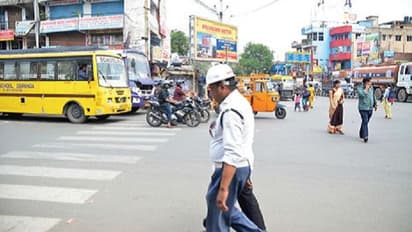 ಝೀಬ್ರಾ ಕ್ರಾಸ್ನಲ್ಲೇ ವಾಹನ ತಡೆದು ತಪಾಸಣೆ, ಟ್ರಾಫಿಕ್ ಪೊಲೀಸರ ಕಿರಿಕ್..!