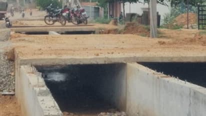 ಚಾಮರಾಜನಗರ:ಶಾಸಕರ ಮನೆ ಸಮೀಪದಲ್ಲೇ ಕಳಪೆ ಕಾಮಗಾರಿ