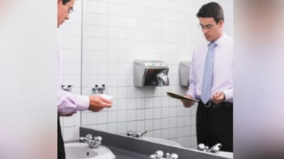 অফিস টয়লেটে ১৫ মিনিটের বেশি থাকা যাবে না, জানিয়ে দিল চিনের সরকার