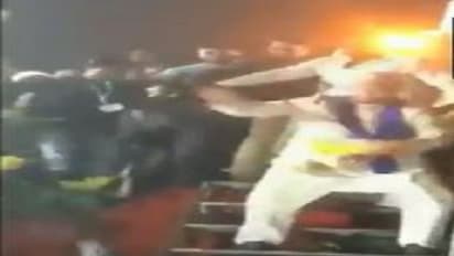 ಪ್ರಚಾರ ಸಭೆಯಲ್ಲಿ ಅಸದುದ್ದೀನ್ ಒವೈಸಿ ಡ್ಯಾನ್ಸ್: ಟ್ವಿಟ್ಟರ್ ಗಾನ್ ಮ್ಯಾಡ್!