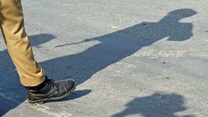 ಬೂಟುಗಾಲಿನಿಂದ ಒದ್ದು ದೌರ್ಜನ್ಯ ತೋರಿದ ಸಿಪಿಐ