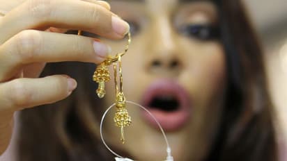 ಬಂಗಾರದ ಬೆಲೆಯಲ್ಲಿ ಭಾರೀ ಇಳಿಕೆ, ಬೆಳ್ಳಿ ಬೆಲೆ ಕೂಡ ಕಡಿಮೆ!