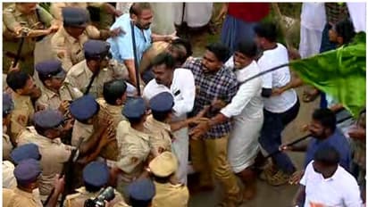 കോന്നിയില് കൊട്ടിക്കലാശത്തിനിടെ ഉന്തും തള്ളും; കനത്ത സുരക്ഷയൊരുക്കി പൊലീസ്