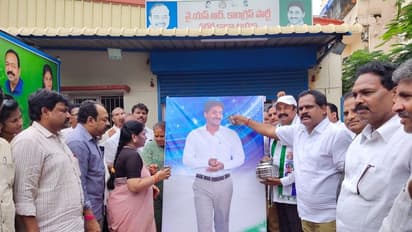 అగ్రిగోల్డ్ బాధితులకు అండ... జగన్ ఫ్లెక్సీకి క్షీరాభిషేకం