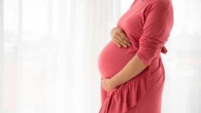 కడుపుతో ఉన్న భార్యను కదిలే రైలులో నుంచి తోసేసిన భర్త