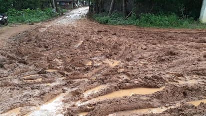 ಗದಗ: ಡಂಬಳ ರಸ್ತೆಯಲ್ಲಿ ಕಿತ್ತುಹೋದ ಡಾಂಬರ್‌, ಗ್ರಾಮಸ್ಥರ ಪರದಾಟ