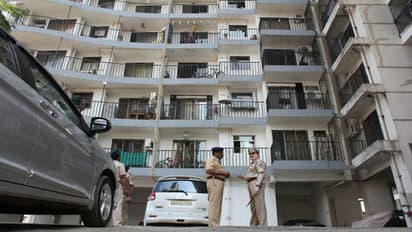 মায়ের বিরুদ্ধে অত্যাচারের অভিযোগ, বহুতল থেকে মরণঝাঁপ স্কুলছাত্রীর